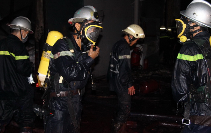 Có hơn 300 người thia gia chữa cháy tại hiện trường - Ảnh: Bá Sơn