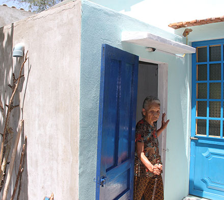 Bà Đỡ bên căn hầm trú bão vừa xây dựng xong để chuẩn bị cho mùa mưa bão sắp tới - Ảnh: Đ.Cường