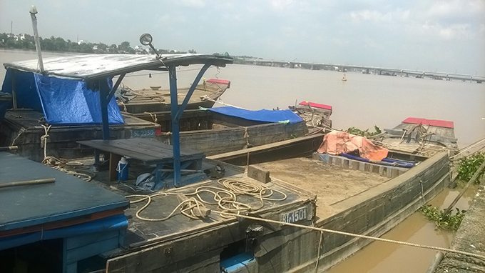 Các ghe vi phạm mua bán cát trái phép trên sông Đồng Nai được đưa về xử lý - Ảnh: Thanh Huy