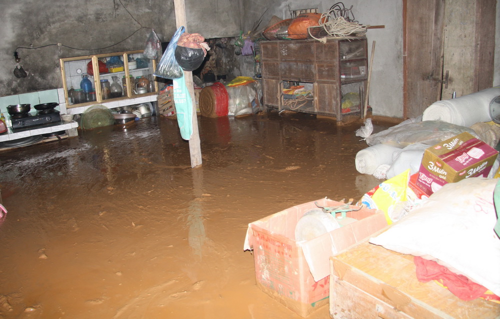 Bùn thải chảy tràn cả vào nhà người dân tại thôn Lương Thiện, xã Lương Thịnh, huyện Trấn Yên - Ảnh: Đức Minh