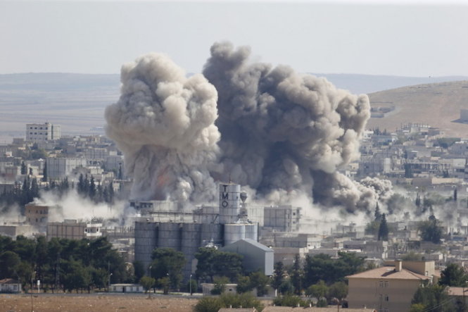 Khói bốc lên ở Kobani, Syria sau một đợt không kích của liên quân do Mỹ đứng đầu - Ảnh: Reuters