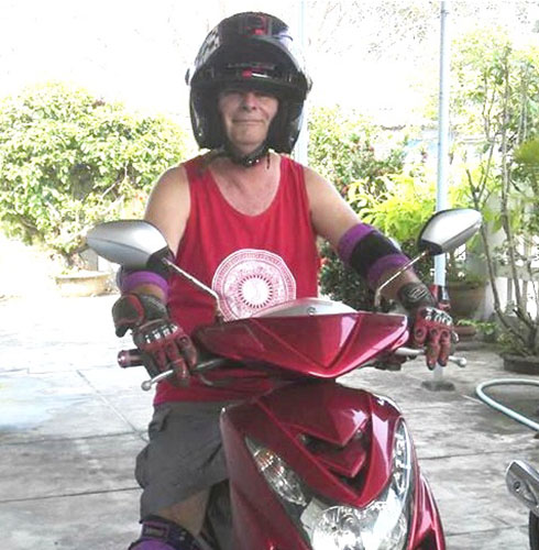 Thầy Stivi Cooke rất thích đi xe máy cùng chiếc mũ bảo hiểm to đùng - Ảnh nhân vật cung cấp
