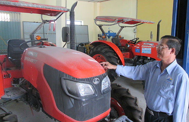 Nhiều trường trung cấp chuyên nghiệp, trung cấp nghề hiện nay hầu như không tuyển sinh được. Trong ảnh: những xe máy cày được trang bị 600 triệu đồng/chiếc hiện đang bị bụi phủ do thiếu học viên thực hành tại Trường trung cấp nghề cơ điện Đông Nam bộ - Ảnh: Thanh An
