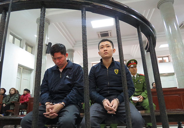 Nguyễn Mạnh Tường (trái) và Đào Quang Khánh tại phiên tòa ngày 4-12 - Ảnh: Minh Quang