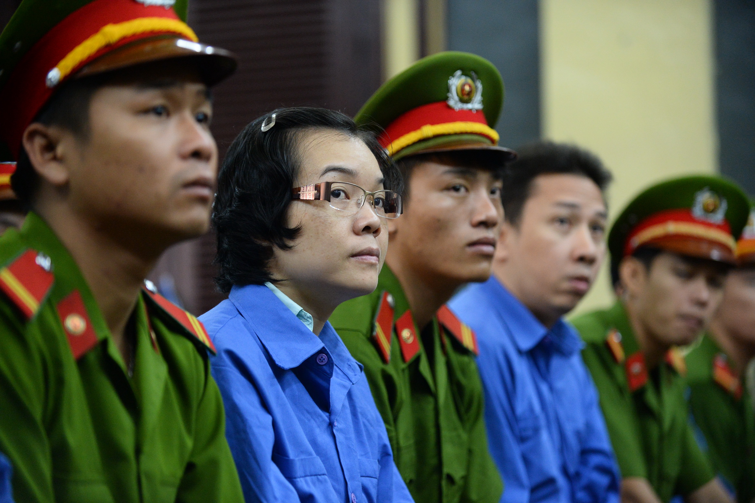Bị cáo Huỳnh Thị Huyền Như (thứ 2 từ trái sang) tại phiên tòa phúc thẩm - Ảnh: Thuận Thắng