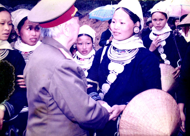 Chị Chu Thị Hò và tấm ảnh chị cất giữ kỷ niệm trong lần Đại tướng về thăm Tam Kim tháng 12-1994 - Ảnh tư liệu