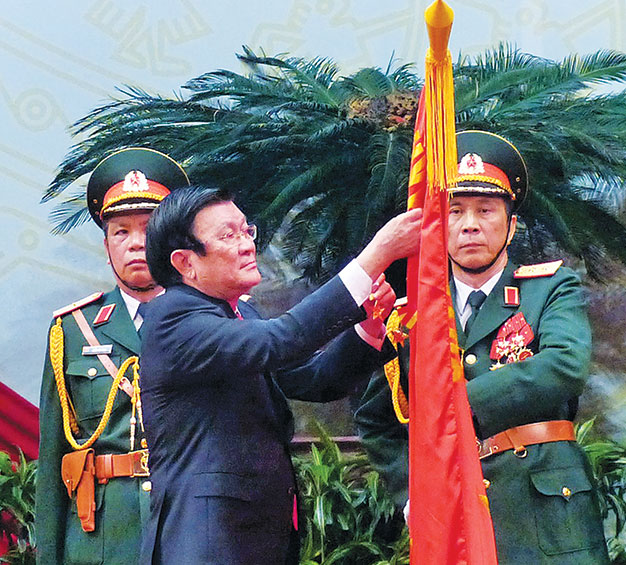 Chủ tịch nước Trương Tấn Sang trao Huân chương Sao vàng thứ năm cho Quân đội nhân dân Việt Nam - Ảnh: Minh Quang
