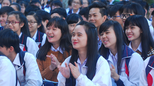 Chương trình tư vấn tuyển sinh - hướng nghiệp 2015 do báo Tuổi Trẻ tổ chức đã mở màn tại Kon Tum, thu hút hàng ngàn học sinh tham gia - Ảnh: T.B.Dũng