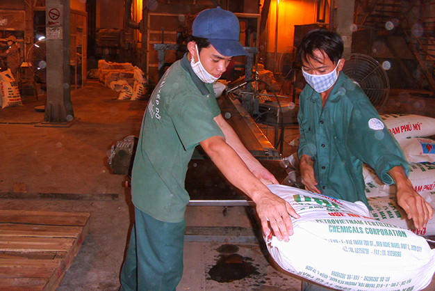 Sản xuất phân bón tại Nhà máy đạm Phú Mỹ (Bà Rịa - Vũng Tàu) - Ảnh: Trần Mạnh