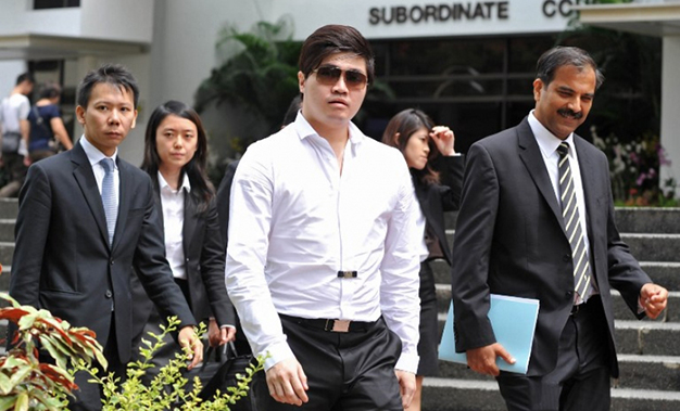 Doanh nhân Singapore Ding Si Yang (giữa) từng ra tòa giữa năm 2013 vì tội liên quan hối lộ, tham nhũng - Ảnh: AFP