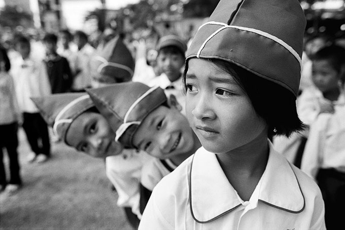 ​Học sinh mặc đồng phục - Ảnh chụp năm 2003 tại thành phố Hạ Long, tỉnh Quảng Ninh