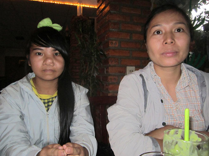 Giáo viên Nguyễn Thị Giang (phải) và cô học trò nghèo Phan Thị Thắm - Ảnh: Trương Nhất Vương