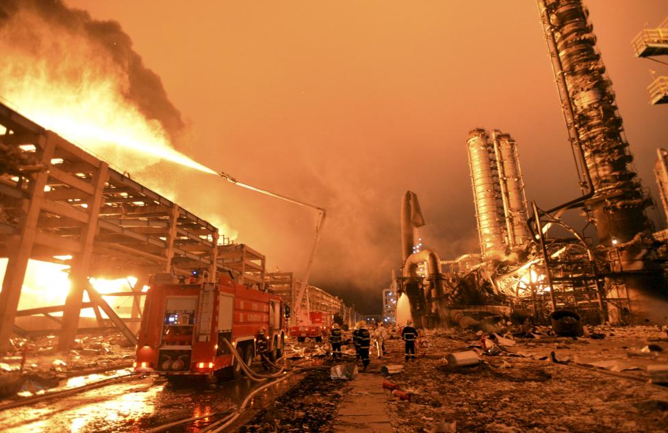 Nhân viên cứu hỏa nỗ lực dập tắt một đám cháy tại một nhà máy hóa dầu ở Chương Châu, tỉnh Phúc Kiến, Trung Quốc ngày 7-4-2015. Ít nhất sáu người bị thương sau khi một vụ nổ tại một kho dầu của công ty Dragon Aromatics, một nhà sản xuất hóa dầu độc lập ở miền đông Trung Quốc - Ảnh: Stringer