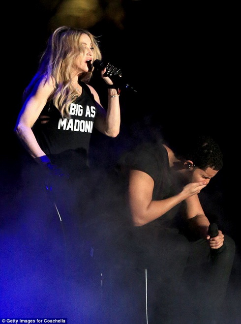 Drake lấy tay chùi miệng với vẻ mặt vô cùng khó chịu sau khi bị Madonna hôn. Daily Mail