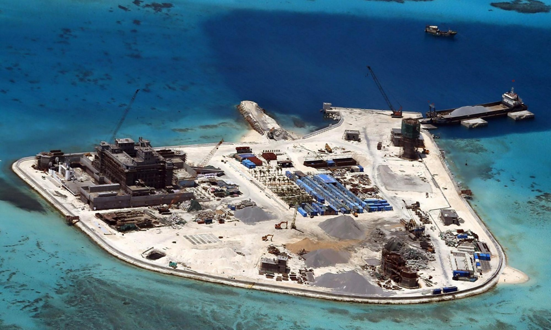 Đảo nhân tạo Trung Quốc xây trái phép trên biển Đông - Ảnh: Bộ Quốc phòng Philippines