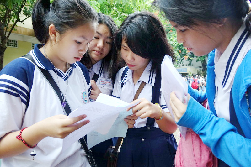 Thí trao đổi bài môn toán sau khi xong thi môn cuối cùng tại HĐT trường THCS Lý Phong Q5, TPHCM kỳ thi tuyển sinh lớp 10 năm 2015 - Ảnh: NHƯ HÙNG