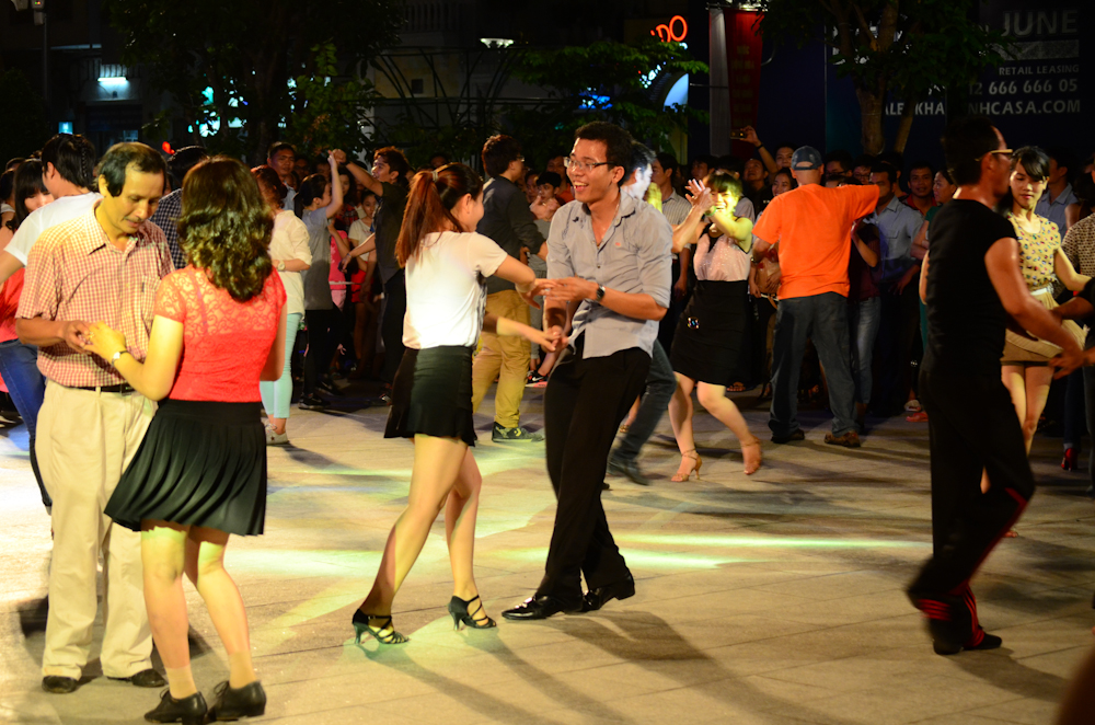 Người dân tham gia khiêu vũ trên phố đi bộ Nguyễn Huệ 19-5 - Ảnh: Thanh Tùng
