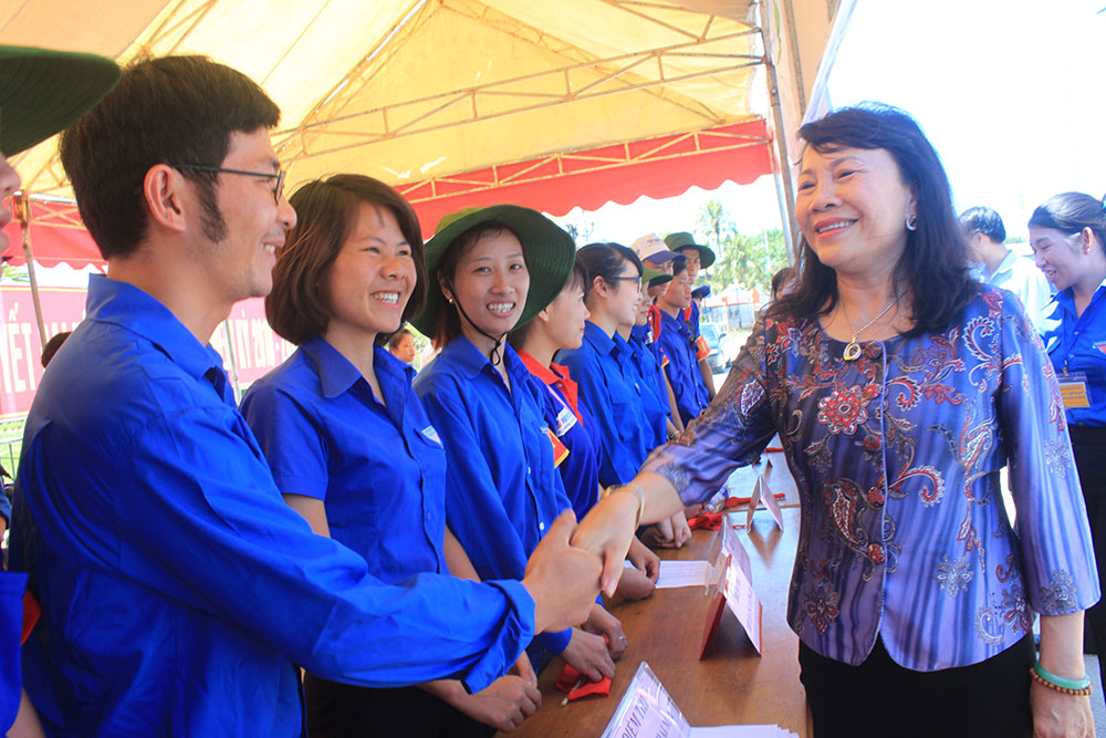 Thứ trưởng Bộ GD- ĐT Nguyễn Thị Nghĩa (bìa phải) thăm các bạn TNTN đang làm nhiệm vụ phục vụ kỳ thi THPT quốc gia 2015 tại thị trấn Quảng Xương, huyện Quảng Xương (Thanh Hóa) trưa 30- 6 - Ảnh: Hà Đồng