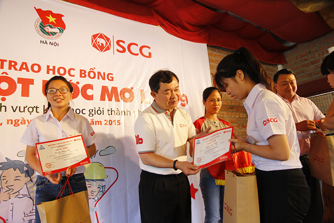 Ông Niwat Komarn, đại diện Tập đoàn SCG trao các suất học bổng và giấy chứng nhận cho các em học sinh - Ảnh: Nam Trần