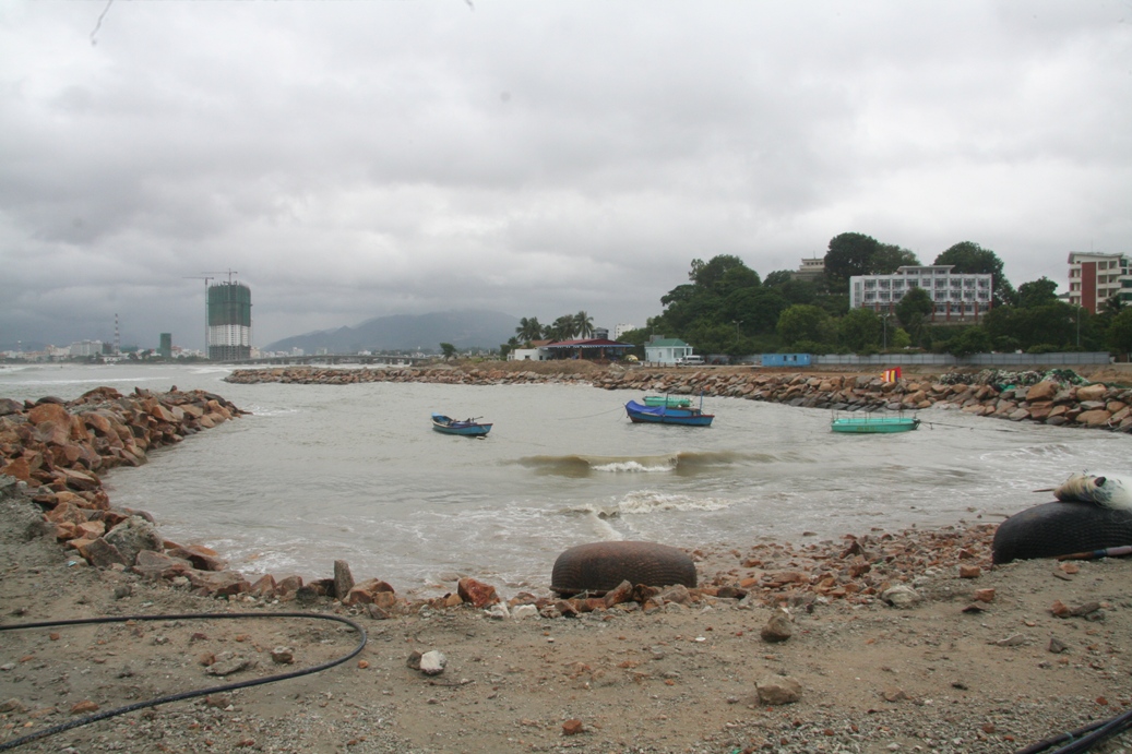 Dự án Nha Trang Sao đổ đá ra vịnh Nha Trang ở khu vực danh thắng quốc gia Hòn Đỏ - Ảnh: P.S.Ngân