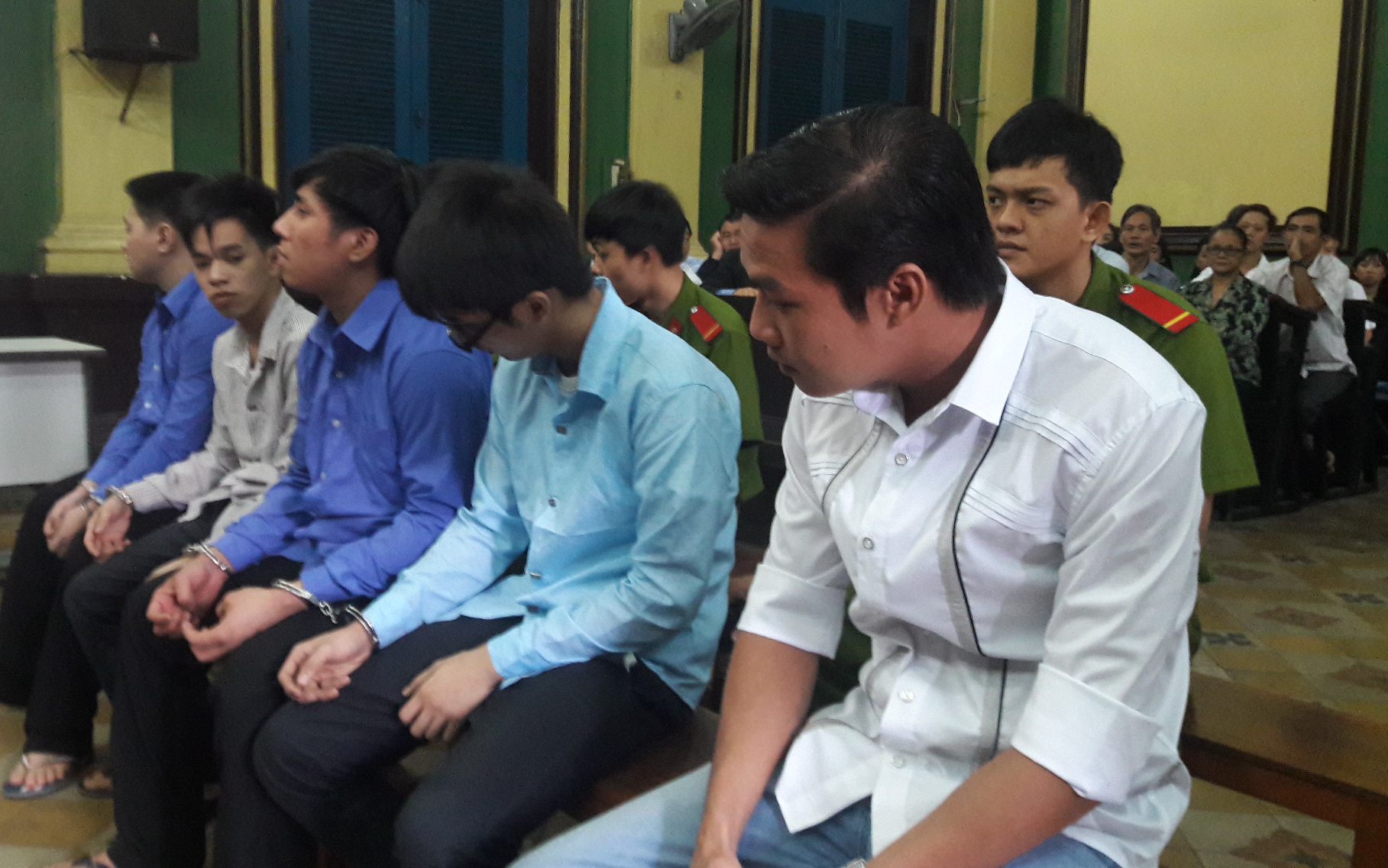 Các bị cáo tại phiên tòa (Phạm Sỹ Hoài Như, ngồi hàng đầu bìa phải) - Ảnh: H.Điệp