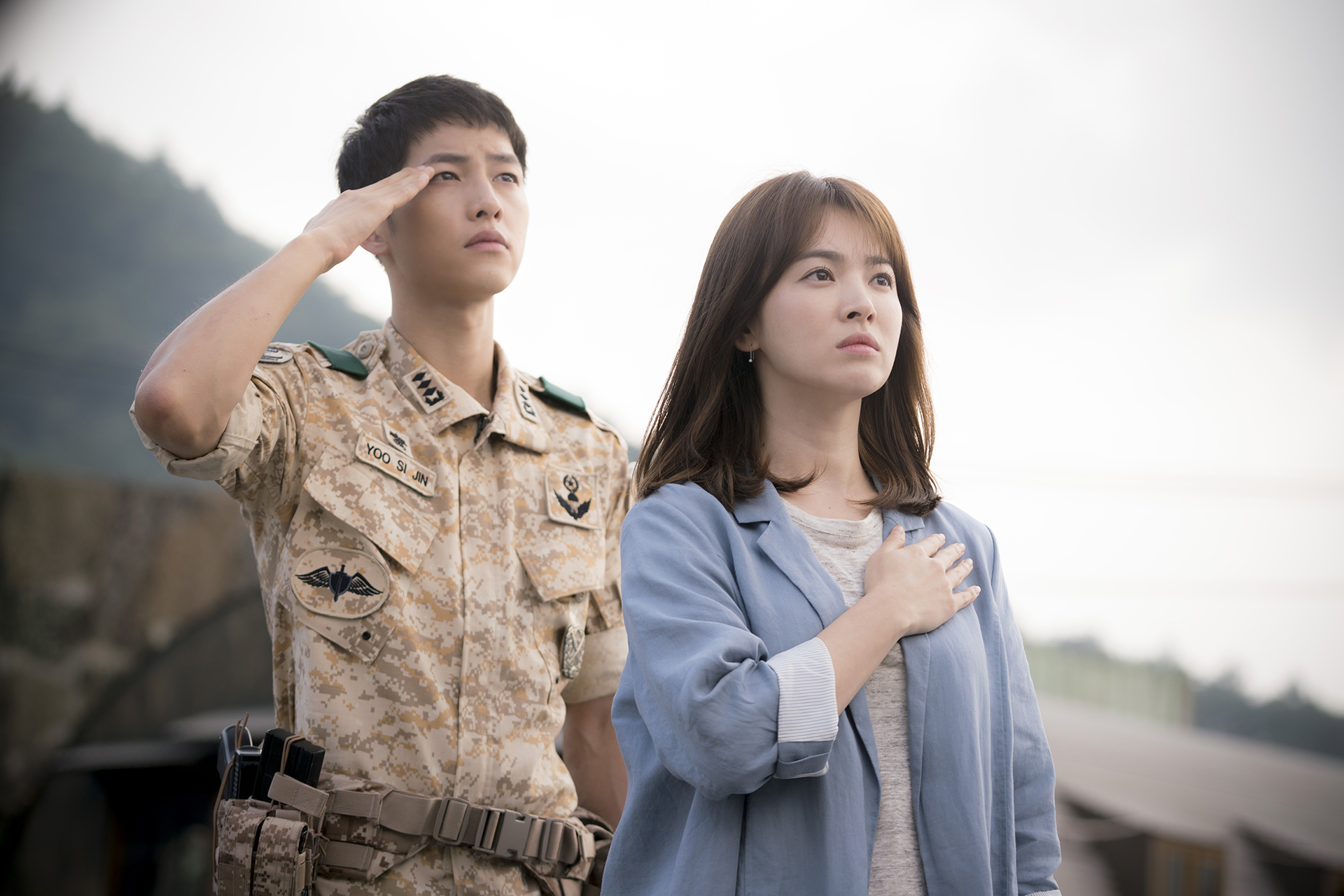Song Hye Kyo và bạn diễn Song Joong Ki trong Hậu duệ mặt trời. Ảnh: KBS