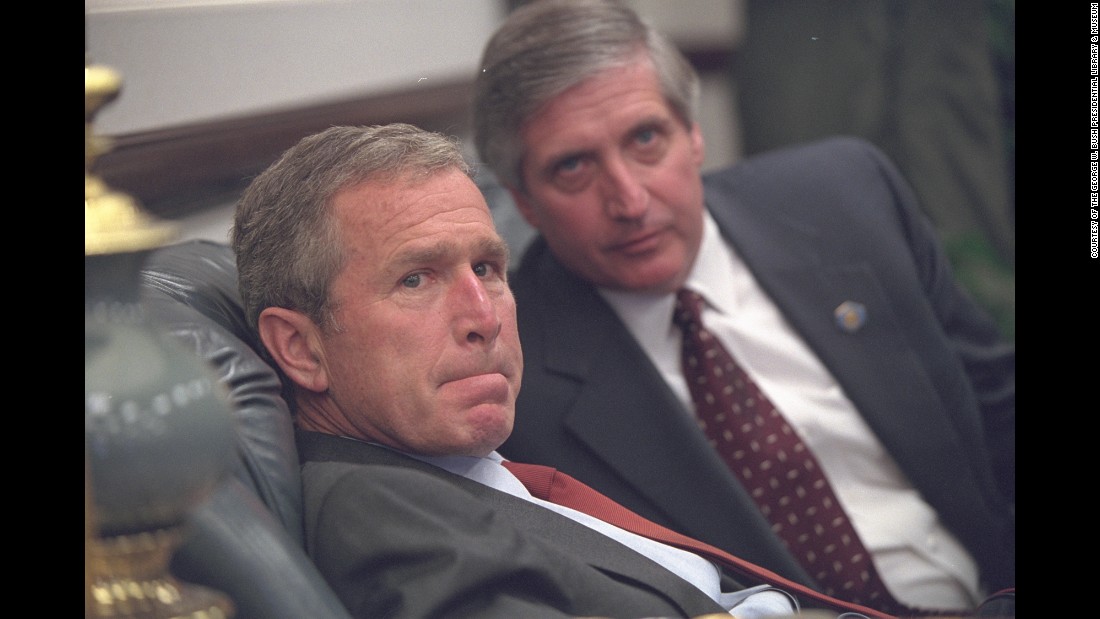 Ông Bush nói chuyện riêng với chánh văn phòng Nhà Trắng Andrew Card tại căn cứ không quân Barksdale