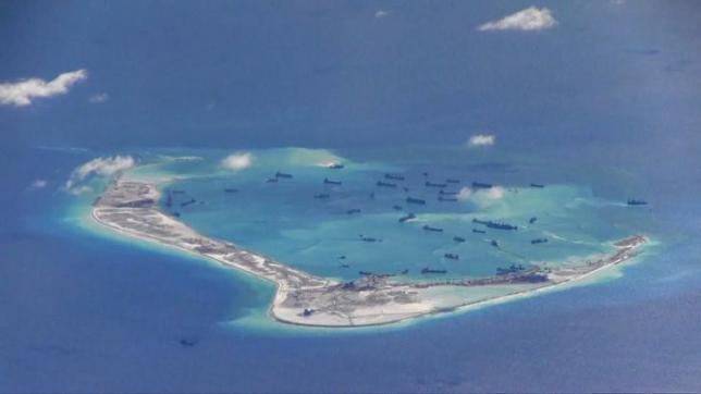 Các tàu nạo vét của Trung Quốc hoạt động xung quanh Đá Vành Khăn thuộc quần đảo Trường Sa của Việt Nam - Ảnh: Reuters