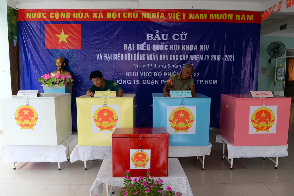 Các thành viên tổ bầu cử số 82 (phường 15, quận Tân Bình) tấp nập hoàn thiện những công tác chuẩn bị cuối cùng cho ngày bầu cử - Ảnh: Hữu Khoa