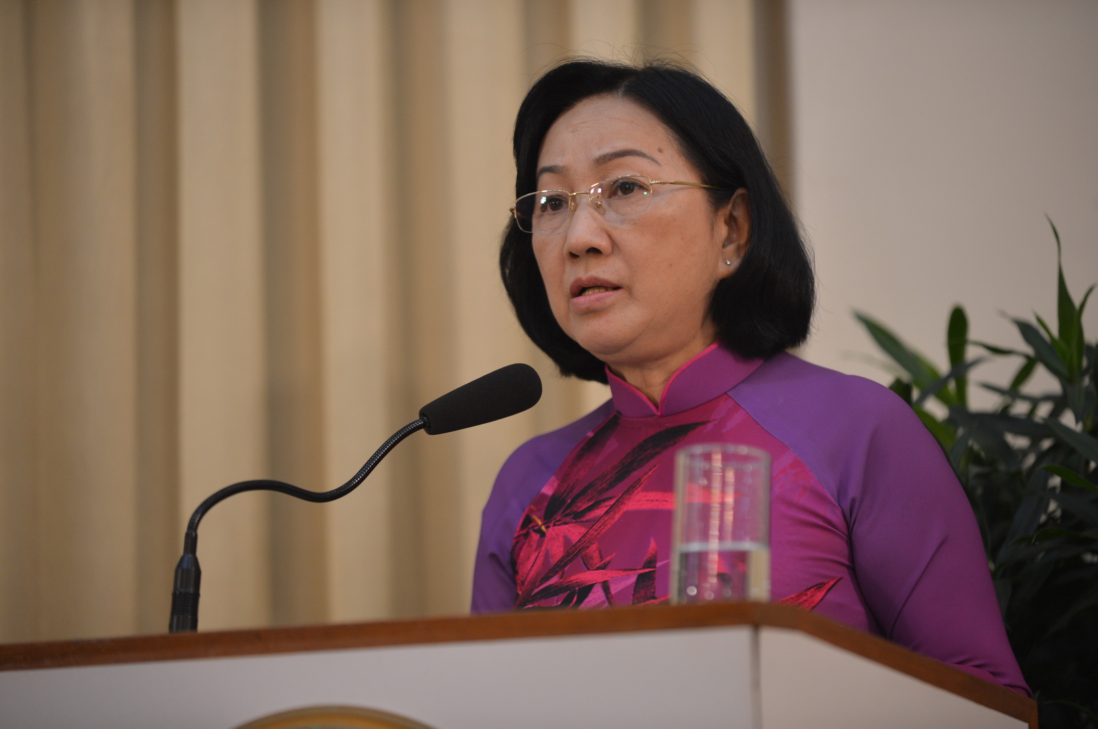 Bà Trương Thị Ánh, phó chủ tịch HĐND TP.HCM, công bố danh sách những người trúng cử đại biểu HĐND TP khóa IX nhiệm ký 2016-2021 - Ảnh: Quang Định