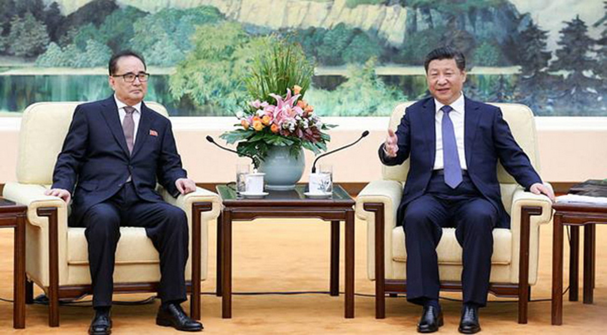 Chủ tịch Trung Quốc Tập Cận Bình (phải) trong buổi tiếp ông Ri Su Yong ngày 1-6 - Ảnh: Yonhap