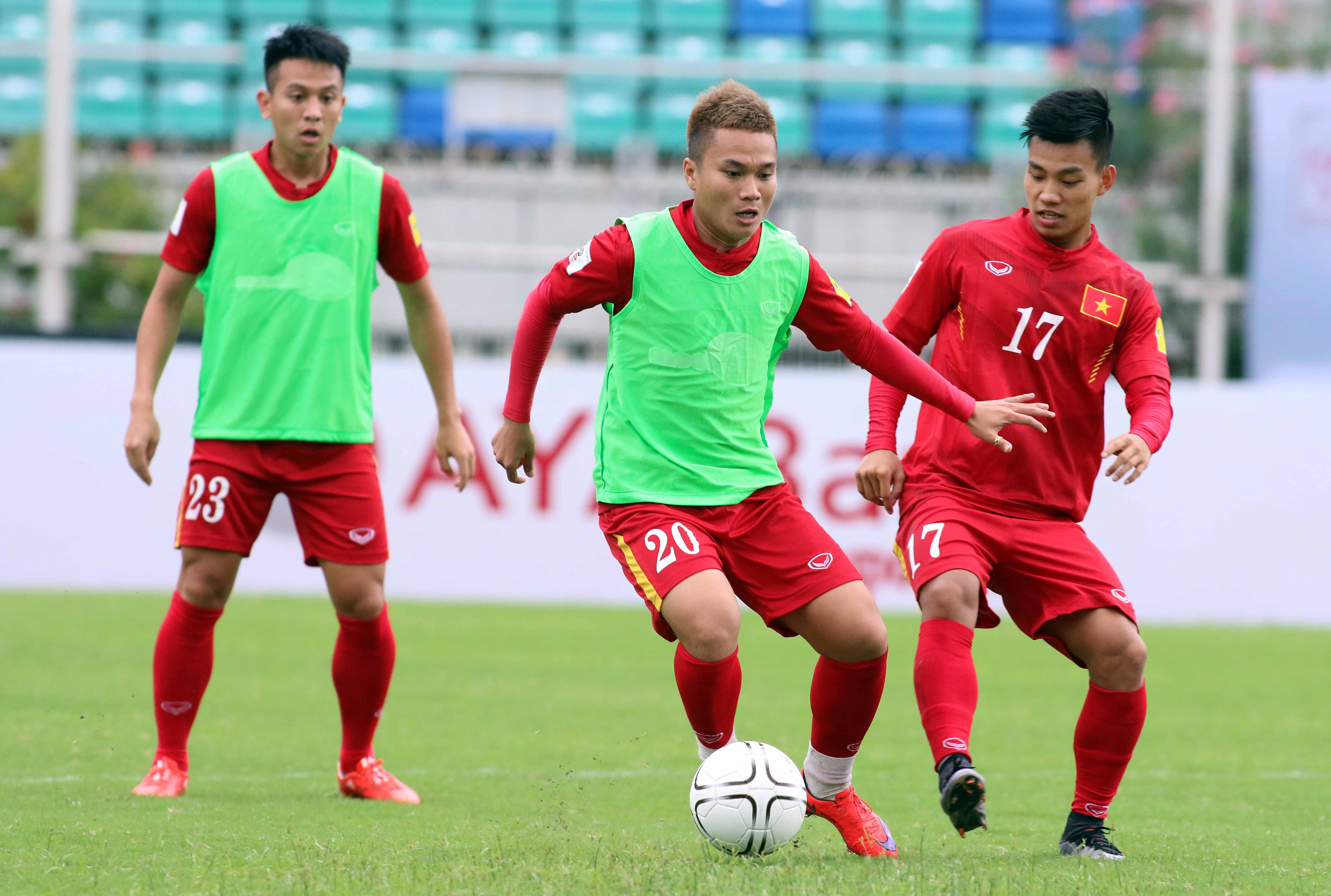 Các tuyển thủ VN tập luyện chiều 2-6 tại Myanmar, chuẩn bị cho trận gặp Hong Kong - Ảnh: N.K.