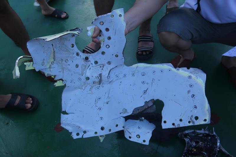 Các mảnh vỡ của buồng lái, thân máy bay Su 30-MK2 được vớt lên