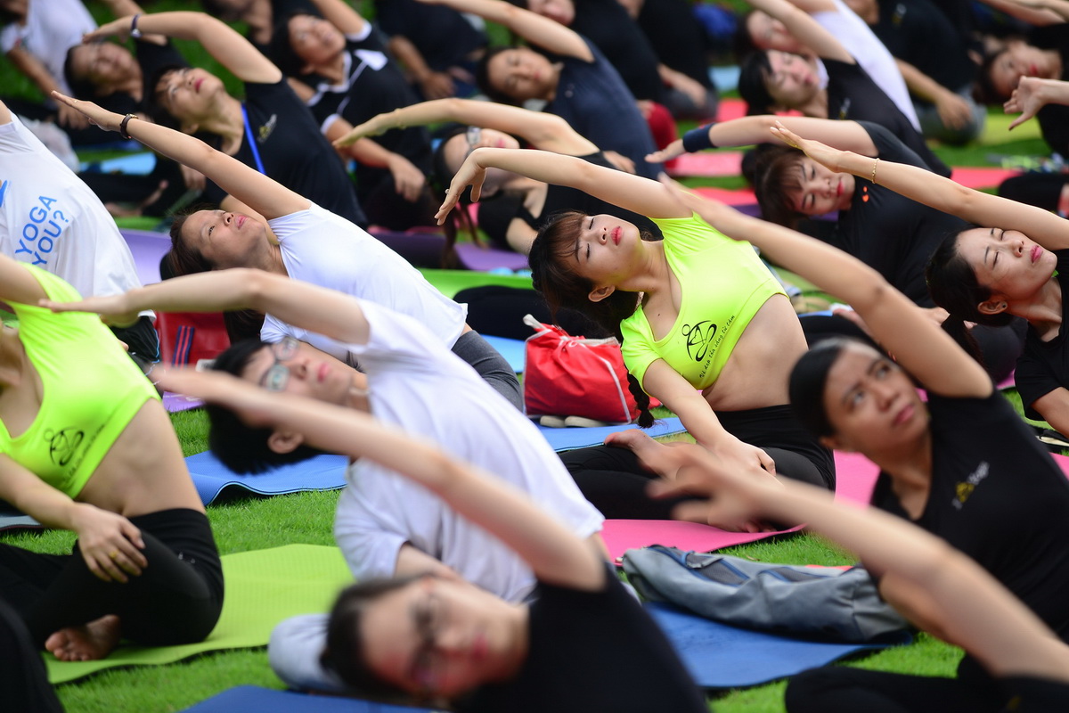 Hình ảnh đồng diễn yoga - Ảnh: Quang Định