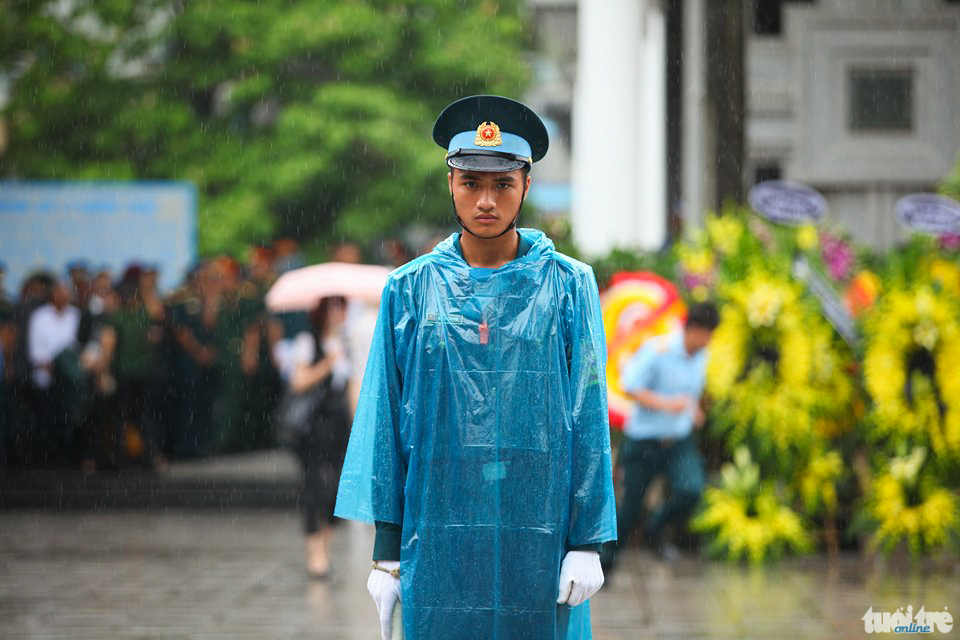 Trời đổ mưa khi lễ viếng 9 quân nhân phi hành đoàn chiếc CASA số hiệu 8983 vừa mới bắt đầu - Ảnh: NGUYỄN KHÁNH