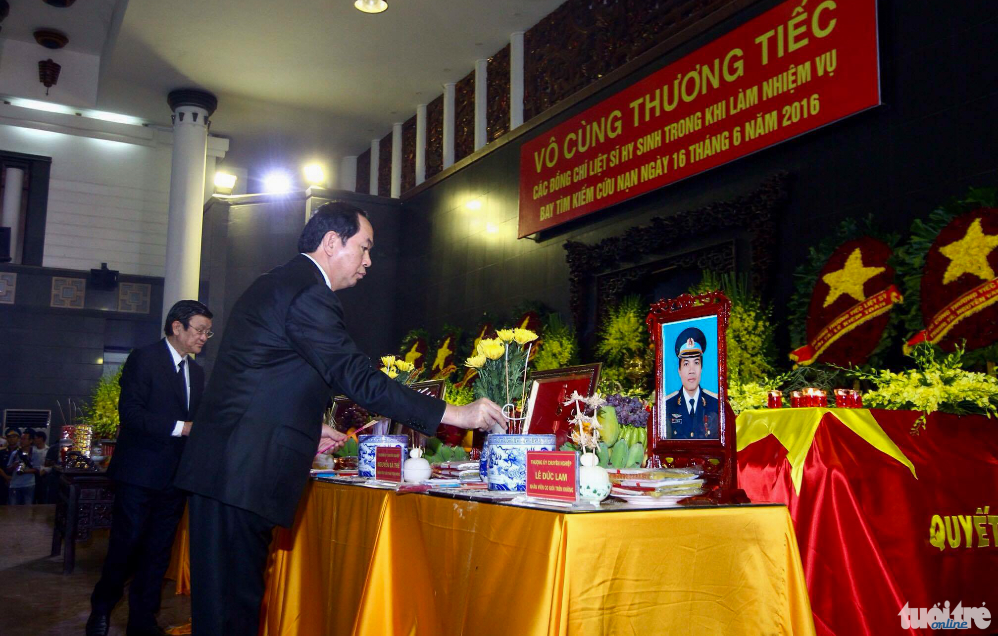 Chủ tịch nước Trần Đại Quang và nguyên Chủ tịch nước Trương Tấn Sang viếng 9 quân nhân phi hành đoàn chiếc CASA số hiệu 8983 - ẢNh: NGUYỄN KHÁNH