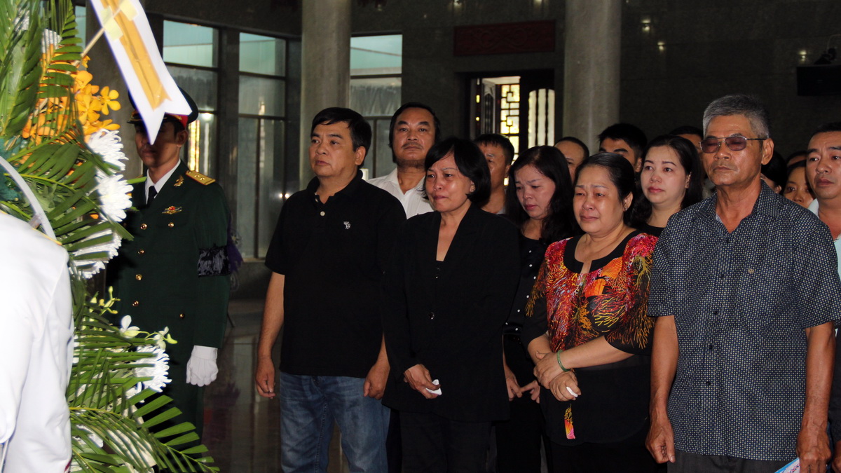 Nhiều người thân, bạn bè đã bật khóc khi đến viếng đại tá Nguyễn Đức Hảo - Ảnh: M.Phượng