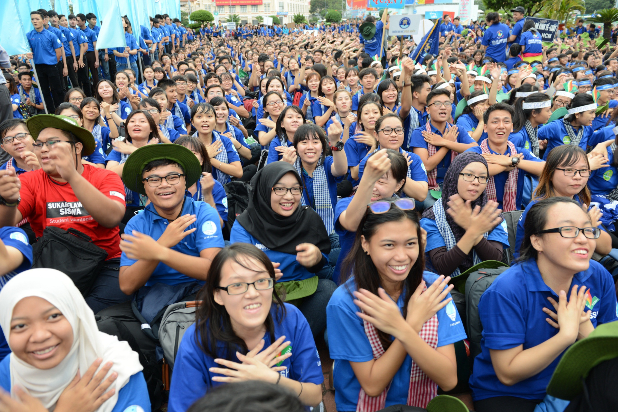 50 sinh viên Malaysia cùng sang tham gia Mùa hè xanh 2016 với chiến sĩ tình nguyện tại TP.HCM - Ảnh: Duyên Phan