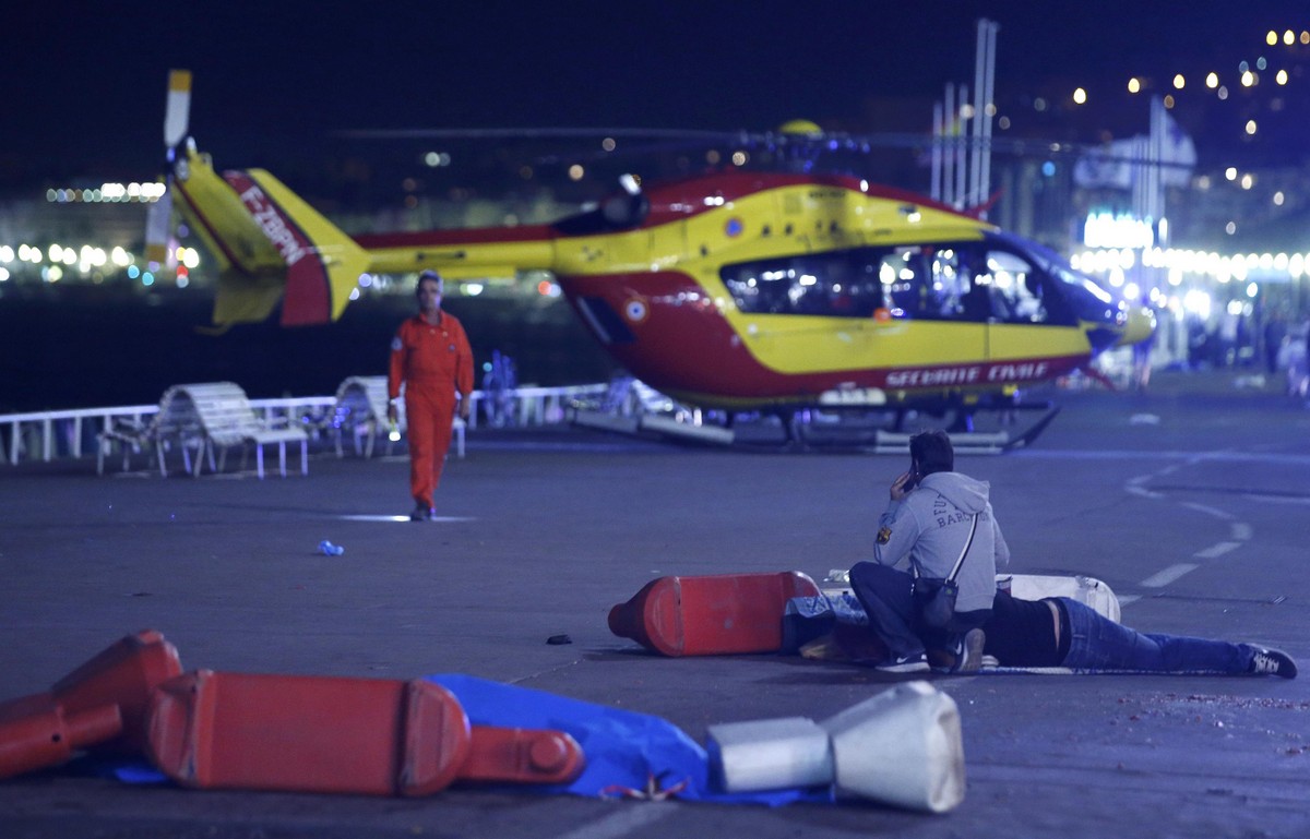 Máy bay trực thăng được huy động để thamg gia cấp cứu các nạn nhân bị thương nặng - Ảnh: REUTERS