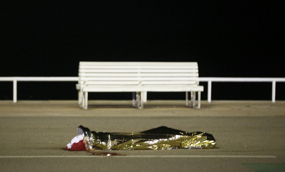 Cảnh tang thương, chết chóc bao phủ lên bờ biển ở thành phố Nice xinh đẹp của Pháp - Ảnh: REUTERS