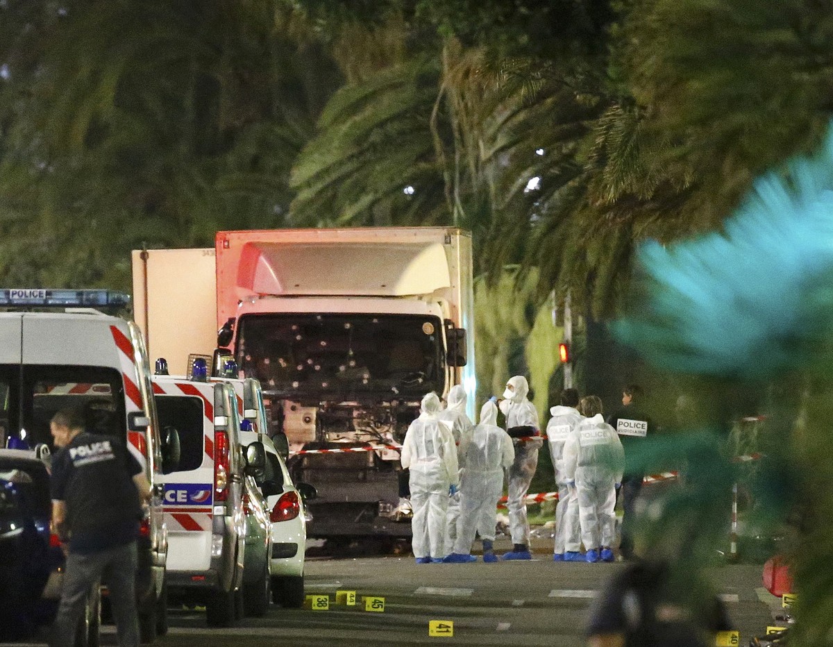 Chiếc xe tải tông trực diện vào đám đông - Ảnh: REUTERS