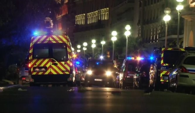 Xe cứu thương và xe cảnh sát đang có mặt tại hiện trường vụ tấn công - Ảnh: AP