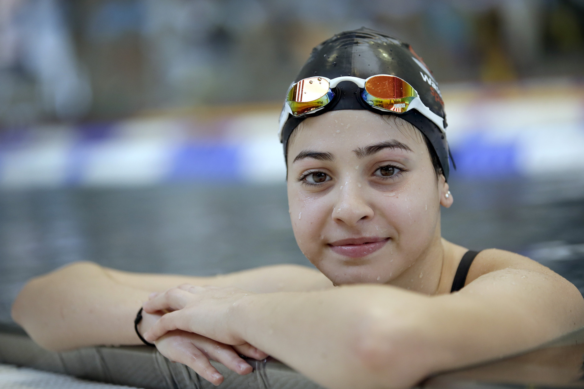 VĐV bơi lội gốc Syria Yusra Mardini, 18 tuổi,tranh tài ở nội dung 100m bơi bướm và 100m bơi tự do. Ảnh: AP