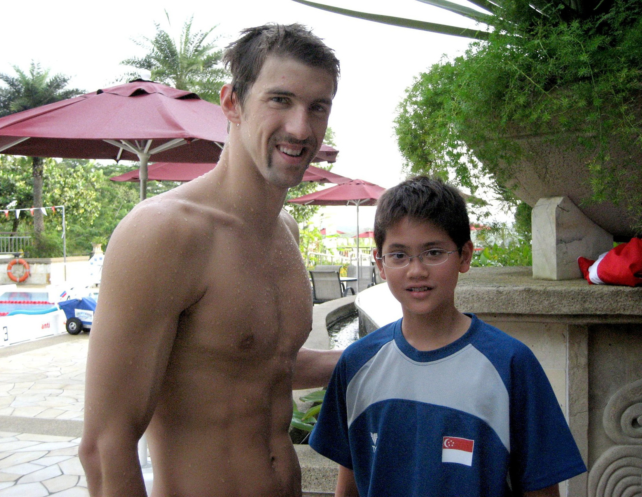 Cậu bé 13 tuổi Joseph Schooling xin chụp ảnh với thần tượng Michael Phelps năm 2008. Ảnh: REUTERS