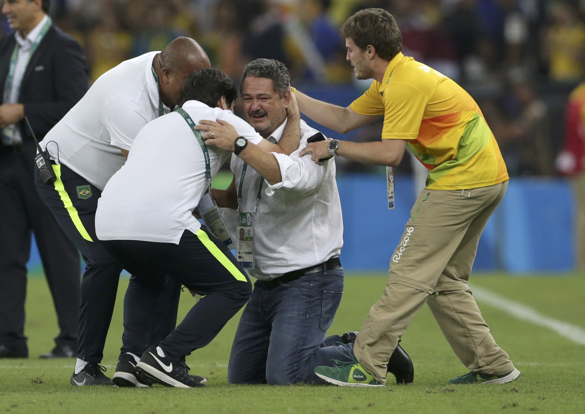 HLV Rogerio Micale bật khóc sau khi đội Olympic giành chiến thắng trong trận chung kết. Ảnh: REUTERS