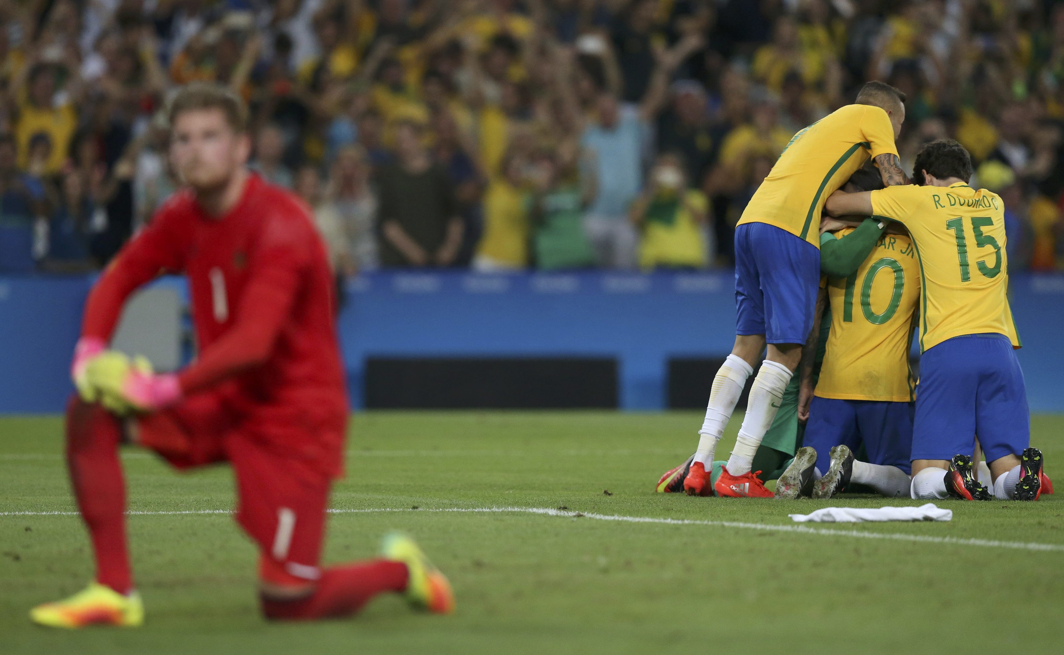 Các cầu thủ Brazil vỡ òa sau khi giành chiến thắng trên loạt sút luân lưu. Ảnh: REUTERS