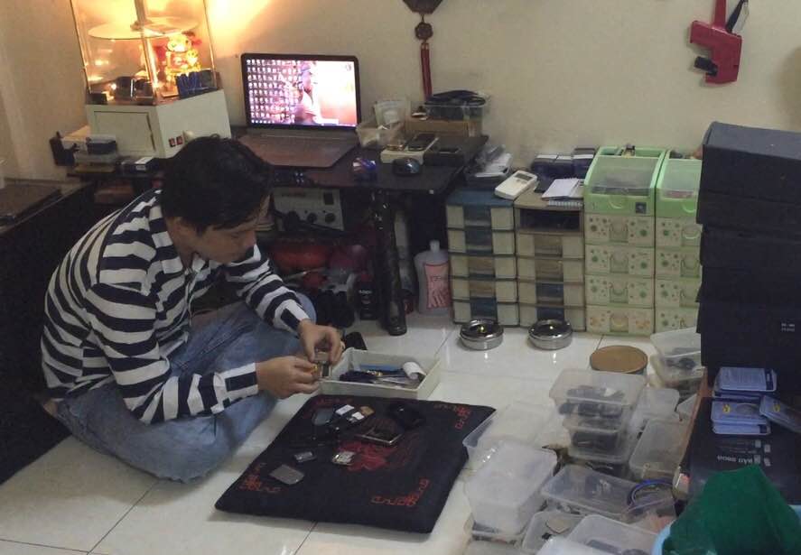 Anh Dương Trọng Tiến, nạn nhân trong vụ “điện thoại cùi bắp” sửa điện thoại tại nhà riêng - Ảnh: KIM ANH