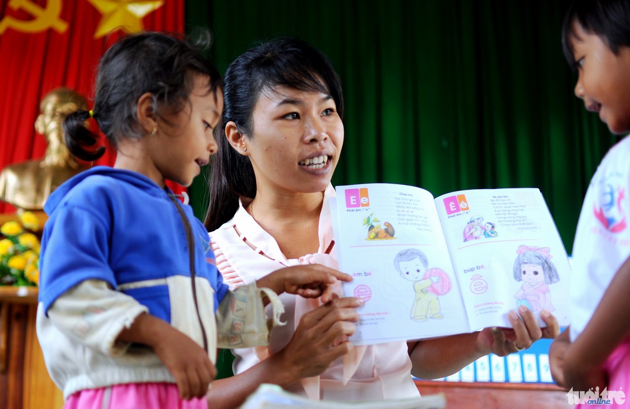 Cô H Yưt Ê Ban dạy các em nhỏ lớp mầm non nhận diện chữ cái