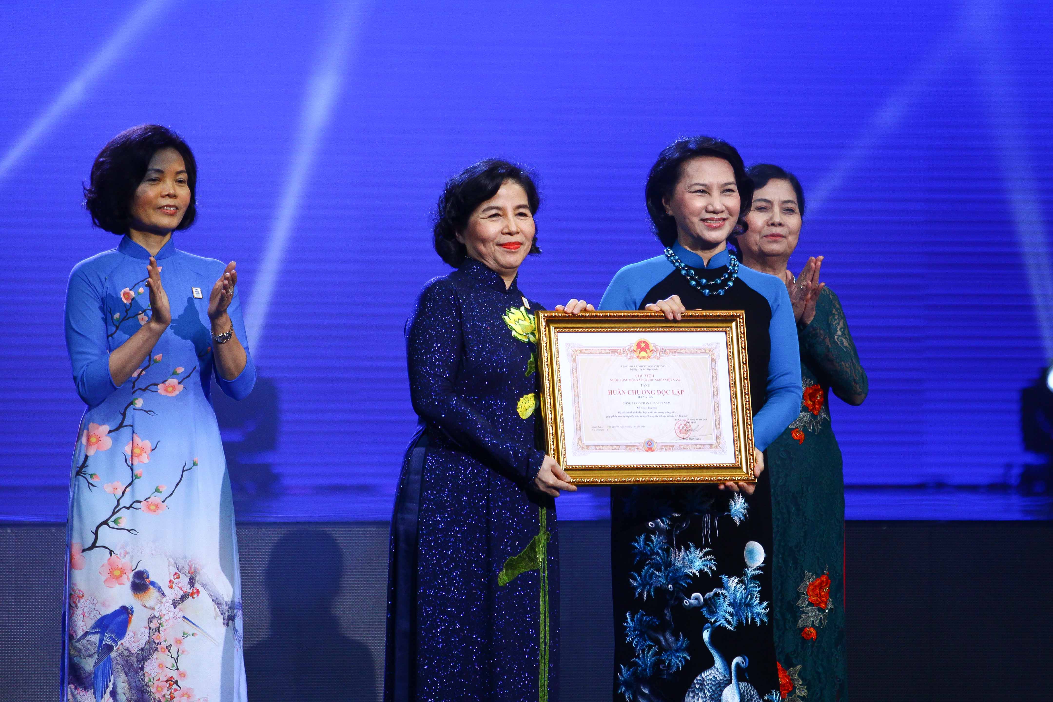 Chủ tịch Quốc hội Nguyễn Thị Kim Ngân trao tặng Huân chương Độc lập hạng ba cho Công ty cổ phần Sữa Việt Nam (Vinamilk) - Ảnh: NGUYỄN KHÁNH