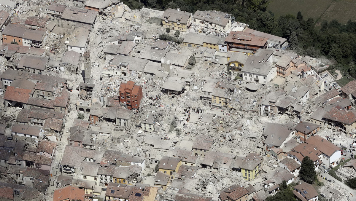 Thị trấn Amatrice đổ nát sau động đất - Ảnh: AP